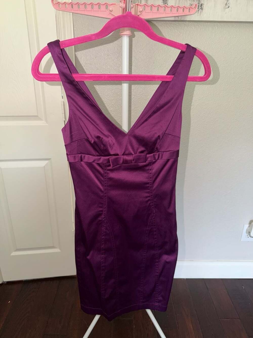 Women's V-Neck Sleeveless Satin Mini Sheath Dress with Bow Detail